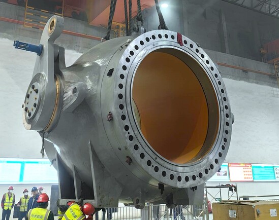 易縣抽水蓄能電站首臺機組進水球閥吊裝就位.jpg